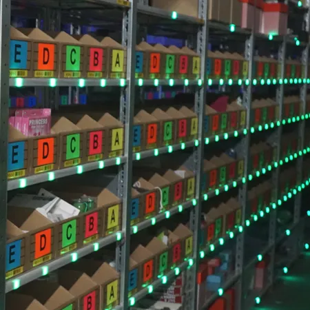 Pick-by-Light-System mit servergesteuerten LEDs am Lagerplatz